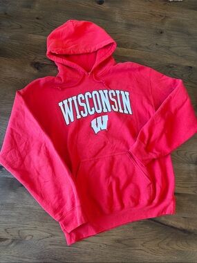 Captivating Men's Medium Wisconsin Badgers Hoodie Sweatshirt